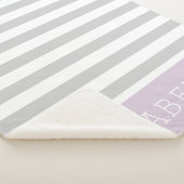 グレーと薄紫ストライプモノグラム |編集可能な色 シェルパブランケット (3/4)