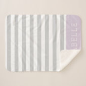 グレーと薄紫ストライプモノグラム |編集可能な色 シェルパブランケット (正面(横))