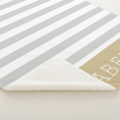 グレーと金ゴールドストライプモノグラム |編集可能な色 シェルパブランケット (3/4)