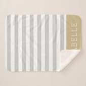 グレーと金ゴールドストライプモノグラム |編集可能な色 シェルパブランケット (正面(横))