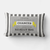 グレーと黄色のヴィンテージモダン感動的引用文 ランバークッション (正面)