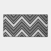 グレーと黒のスケッチのシェブロン デスクマット (正面)