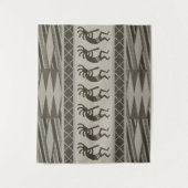 グレーと黒の南西ココペリパタアステカーン タペストリー (正面)