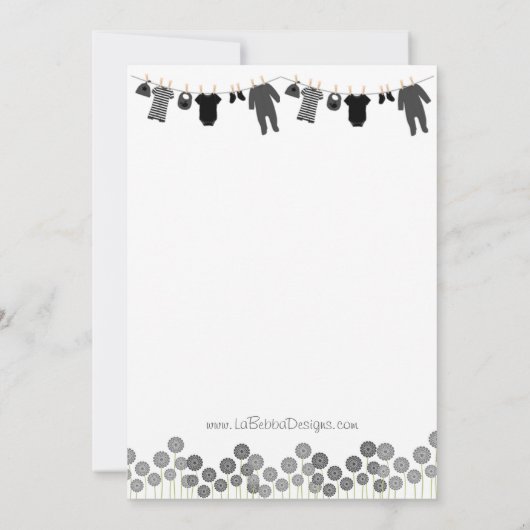 グレーと黒の小さな服の赤ちゃんシャワー 招待状 (裏面)