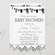 グレーと黒の小さな服の赤ちゃんシャワー