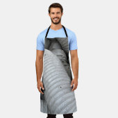 グレーと黒の布のソファ エプロン (着用した状態)