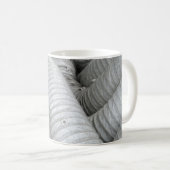 グレーと黒の布のソファ コーヒーマグカップ (正面右)