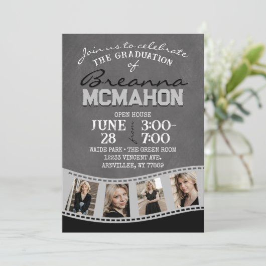 グレーと黒の黒板フォトフィルムストリップ卒業 招待状 (スタンド正面)