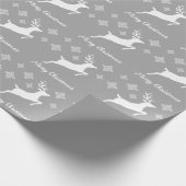 グレーに雪の結晶とテキストの白い鹿の形 ラッピングペーパー (角)