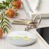 グレーのと名ガーリー前がストライプかわいい黄色い弓 キーホルダー (側面)