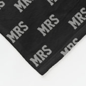 グレーのイニシャルが黒で繰り返し フリースブランケット (角)