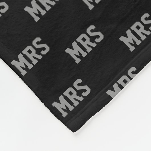 グレーのイニシャルが黒で繰り返し フリースブランケット (角)