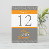 グレーのオレンジ色の帯状の結婚式テーブルナンバー 招待状 (スタンド正面)