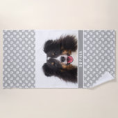 グレーのカスタム名前と手で自分の写真 ビーチタオル (正面)