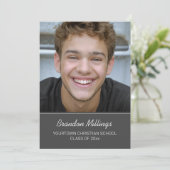 グレーのクリスチャンの卒業写真の発表 招待状 (スタンド正面)