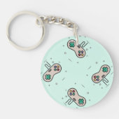 グレーのゲームジョイスティックを青で表示 キーホルダー (正面)