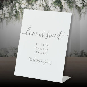 グレーのシグネチャースクリプト Love Is Sweet Favor 台座サイン