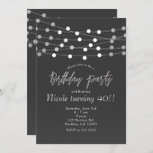 グレーのシルバーストリングライト 現代の誕生日パーティー 招待状 (正面/裏面)