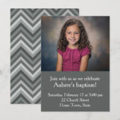 グレーのジグザグ模様がバックのシンプルな写真付き洗礼式の招待状 招待状 (正面/裏面)