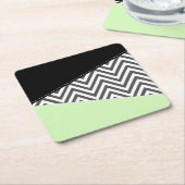 グレーのジグザグ、グレーのシェブロン、ジグザグパターン、ミント スクエアペーパーコースター (アングル)