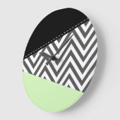 グレーのジグザグ、グレーのシェブロン、ジグザグパターン、ミント ラージ壁時計 (傾斜)