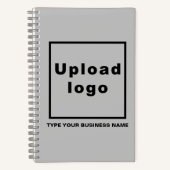 グレーのスパイラルノートブックのビジネス名とロゴ ノートブック (正面)