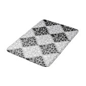 グレーのダマスクの大きいPtn B&Wをスクロール バスマット (アングル)