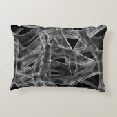 グレーのテープ状のカーブ、ハイライトされたラインのレリーフ、 浮き彫り アクセントクッション (裏面)