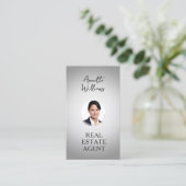 グレーのトーン不動産仲介業者とプロフィール写真 名刺 (スタンド正面)