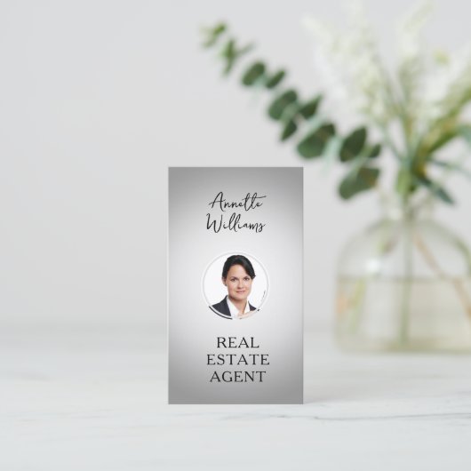 グレーのトーン不動産仲介業者とプロフィール写真 名刺 (スタンド正面)