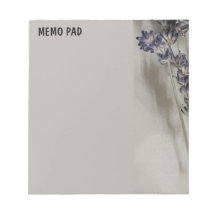 グレーのハイライトのあるラベンダーの茎