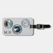 グレーのパスポート切手モノグラムイニシャル ラゲッジタグ (正面横)