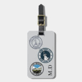 グレーのパスポート切手モノグラムイニシャル ラゲッジタグ (正面縦)