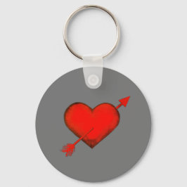 グレーのボタンキーチェーン上のキューピッドの矢印が赤 キーホルダー