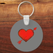 グレーのボタンキーチェーン上のキューピッドの矢印が赤 キーホルダー (正面)