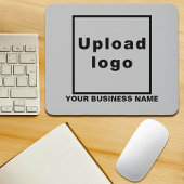 グレーのマウスパッド上のビジネス名とロゴ マウスパッド