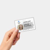 グレーのミニマルなビジネスラベルQR従業員の写真ID バッジ (手持ち)