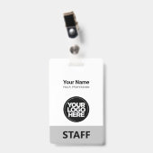 グレーのミニマル従業員名ビジネスロゴのスタッフラベル バッジ (正面 （クリップ付）)