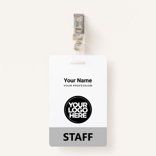 グレーのミニマル従業員名ビジネスロゴのスタッフラベル バッジ (正面クリップ)