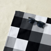 グレーのモノクロチェックされたピクセルモザイクパターン ビーチタオル (インサイチュ)