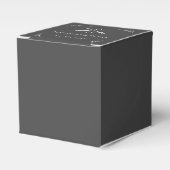 グレーのモノグラムと矢印の結婚式の引き出物ボックス フェイバーボックス (正面サイド)