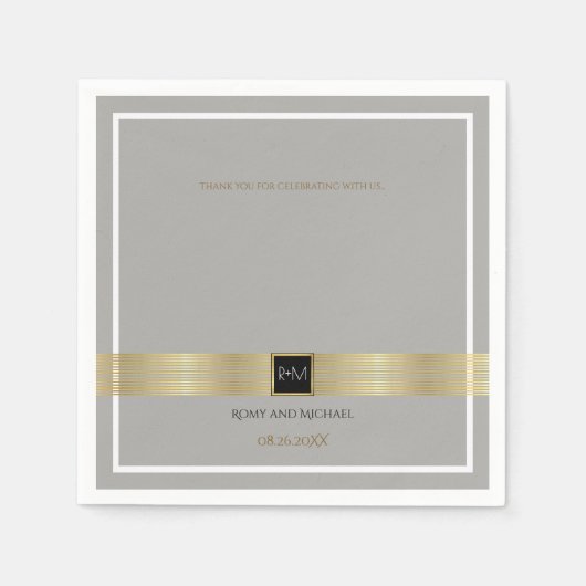 グレーのモノグラム上のシックで上品な金ゴールド結婚ライン スタンダードカクテルナプキン (正面)