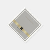 グレーのモノグラム上のシックで上品な金ゴールド結婚ライン スタンダードカクテルナプキン (角)