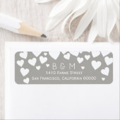 グレーの上に愛のハートを持つ私たちの結婚イニシャル ラベル (インサイチュ)