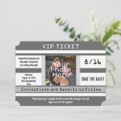 グレーの写真付きチケット Save the Date ウェディングカード セーブザデート (スタンド正面)