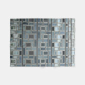 グレーの壁絵を描の建物 フリースブランケット (正面(横))