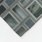 グレーの壁絵を描の建物 フリースブランケット (角)