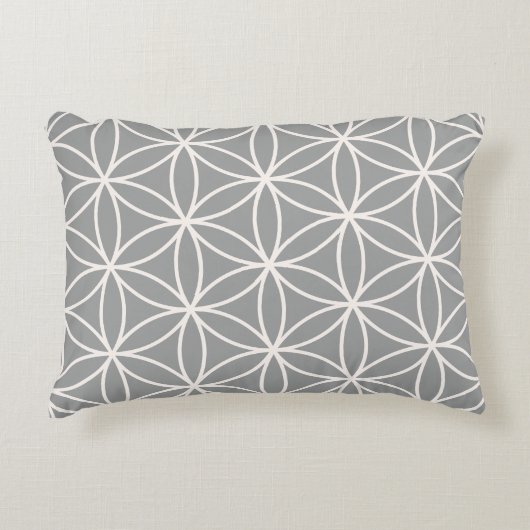 グレーの大柄に生クリームの花 アクセントクッション (正面)