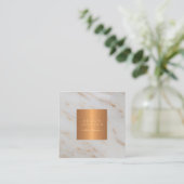 グレーの大理石メタリック カッパー ゴールド モノグラム スクエア名刺 (スタンド正面)