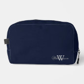 グレーの姓の上にグレーの淡い色のモノグラムの深いブルー ドップキット (正面)